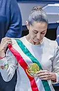 Sheinbaum se la coloca a si misma.