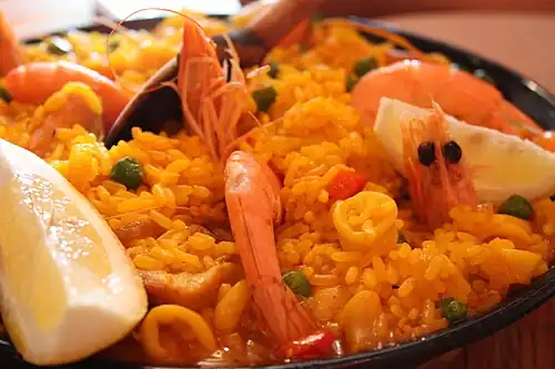 La paella valenciana, tradicionalmente tintada con azafrán.