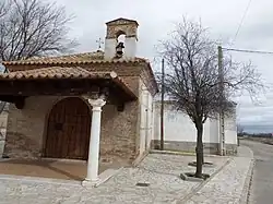 Espadaña y columna toscana