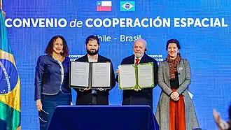El Presidente Boric junto al presidente de Brasil Lula da Silva firmando un convenio de Cooperación Espacial, Santiago de Chile, el día 6 de agosto de 2024.