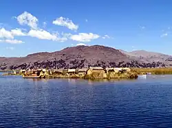 Islas flotantes creadas por urus, estas islas artificiales son creadas principalmente en el lago Titicaca.