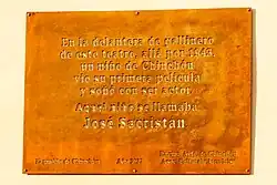 Placa dedicada a José Sacristán en el exterior del Teatro Lope de Vega de Chinchón.