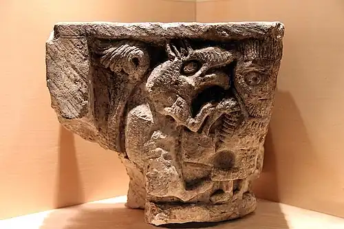 Fragmento de una capital que representa "Avaricia" (siglo 13)