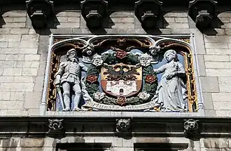 Escudo de Amberes en el muro del castillo