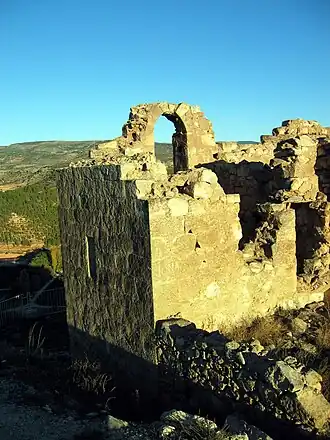 Vista de las ruinas de la ermita de Santa Bárbara en Ademuz (Valencia), con detalle de la espadaña, siglo&nbsp;XVII.