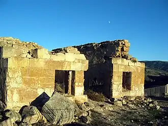 Vista de las ruinas de la ermita de Santa Bárbara en Ademuz (Valencia), con detalle de la fachada principal, siglo&nbsp;XVII.