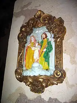 Detalle de cuadro en relieve con la representación de la Sagrada Familia en la iglesia parroquial de Arroyo Cerezo, Castielfabib (Valencia).