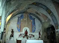 Vista del presbiterio y retablo del altar mayor en la iglesia parroquial de Arroyo Cerezo, Castielfabib (Valencia).