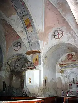 Detalle de capillas del lado de la epístola con púlpito en la iglesia parroquial de Arroyo Cerezo, Castielfabib (Valencia).