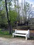 Detalle de banco de piedra en la ribera del Turia en Casas Altas (Valencia)