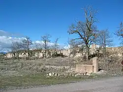 Vista de la plaza Mayor del barrio minero de «La Azufrera» de Libros (Teruel), con detalle de la fuente, año 2016.