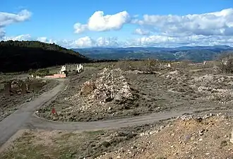 Vista de las ruinas del barrio minero de «La Azufrera» de Libros (Teruel), con detalle del acceso desde la carretera de Riodeva y ruinas correspondientes a la Primera y Segunda barriada, año 2016.