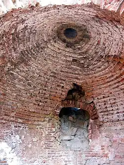 Vista de las ruinas del barrio minero de «La Azufrera» de Libros (Teruel), con detalle del revestimiento interior de ladrillo en los grandes hornos de iglesia, año 2016.