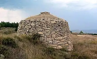Vista posterior de una barraca de piedra en Mas del Olmo, Ademuz (Valencia).