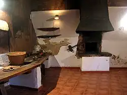 Detalle del amasador y boca del horno en el «Museo del Pan» de Mas del Olmo, Ademuz (Valencia).