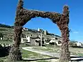 Vista oriental de las ruinas de Moya (Cuenca), con detalle del arco de bienvenida a la Virgen de Tejeda en las fiestas del Septenario.