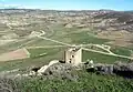 Vista superior de La Coracha del castillo de Moya (Cuenca), con detalle de la torre de San Roque, desde el Mirador. Siglo XIV.