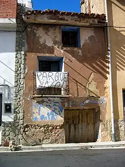 Detalle de arquitectura tradicional (vernacular) en Puebla de San Miguel (Valencia), con pancarta de oposición al Parque Natural, año 2009.