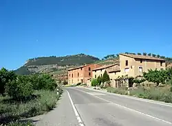 Vista parcial de las «Casas del Soto», Ademuz (Valencia), con detalle de la nueva carretera, año 2015.