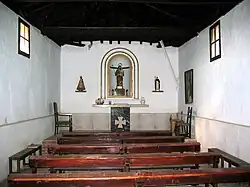 Vista del interior de la ermita de san José, Torrebaja, con detalle del presbiterio.