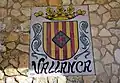 Plafón cerámico a la entrada de Vallanca (Valencia), con la imagen del escudo de la villa, obra de F. Blasco, s/f. (2017).
