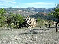 Vista posterior de una barraca de piedra en Val de la Sabina, Ademuz (Valencia).