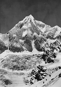 Vista del Siniolchu (6.888 m), desde el glaciar de Zemu (29 km hacia 1900); nótese a los alpinistas avanzando en la parte inferior derecha.