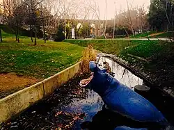 Escultura y puente de San Pedro, al fondo