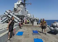 Marineros ejercitándose a bordo del USS&nbsp;Stout&nbsp;(DDG-55) en el 2016.