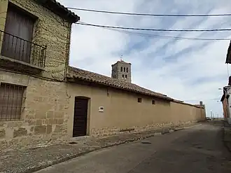 Caserío tras la iglesia