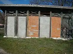 Edificio de servicios con las placas cerámicas de entrada muy deterioradas
