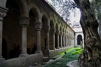 La iglesia de Oliveira en Guimarães y su magnífico claustro con intrincadas esculturas en los capiteles.