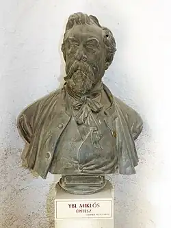 Su estatua en el castillo de Bory en Székesfehérvár, obra de August Sommer