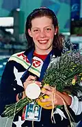 Gemma Dashwood luciendo una de sus dos medallas de oro conseguidas en losJuegos Paralímpicos de Atlanta de 1996.