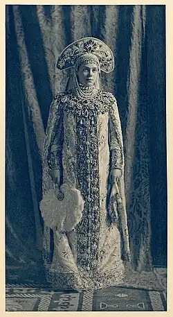Traje de la duquesa rusa Xenia Románova Russia en el que se inspiraron para el traje de viaje de Padmé (similar a un kokoshnik)