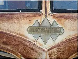 Emblema frontal de triple diamante