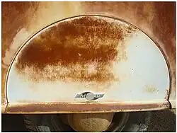 Faldón lateral de la rueda trasera con emblema de estilo art decó exclusivo de esta serie