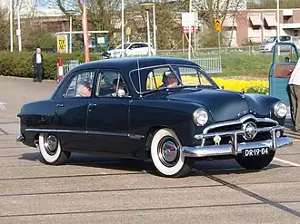 Ford 1949 Custom sedan
