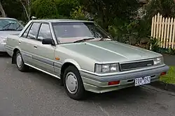Nissan Pintara GXE sedán (1986)