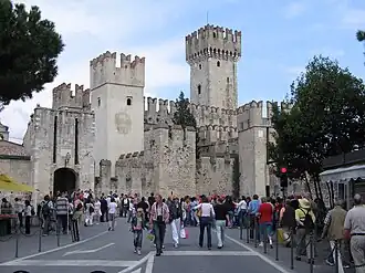 El Castillo, entrando en el casco antiguo. El acceso en coche está restringido