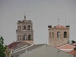 La torre de San Pedro junto con la torre de la Iglesia de Santiago Apóstol