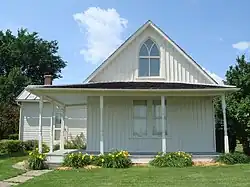 American Gothic House de Eldon (Iowa), utilizada como fondo para el cuadro American Gothic, de Grant Wood, 1930.