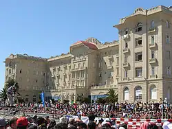 Público delante del Argentino Hotel durante el Gran Premio de Piriápolis de 2008.