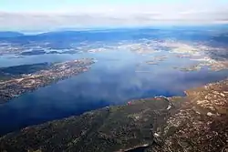 Vista aérea del fiordo y de Oslo