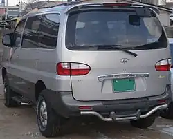 Lado izquierdo de el Hyundai H-1 de primera generación