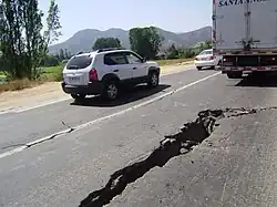 Grieta en la Carretera de la Fruta.