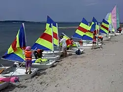 Grupo de niños con sus Optimist (2011).