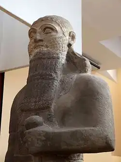 Detalle de la estatua de Salmanasar III en Estambul.