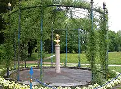 El cenador de rosas con un busto de la cantante Henriette Sontag Julio 2014 - panoramio