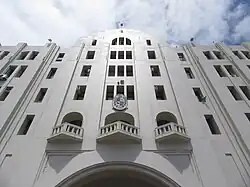 La fachada desde el nivel de la calle